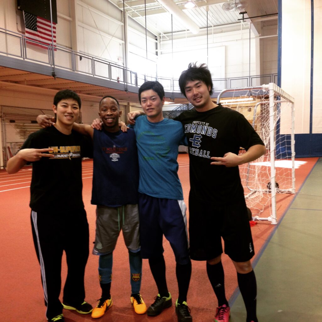 3大学のクラブサッカー交流戦で、室内コートのゴール前に並ぶ4人