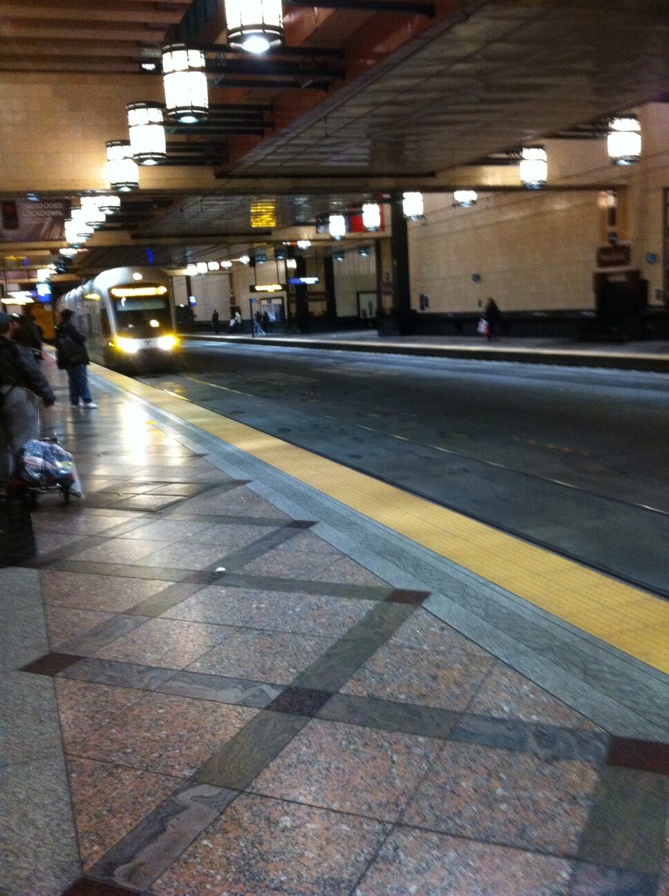 ホームから見た列車と駅構内